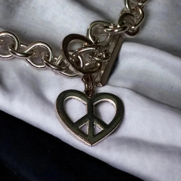 Aeropostale Peace Heart Silver Tone Toggle Pendant Chain Necklace - Picture 4 of 5